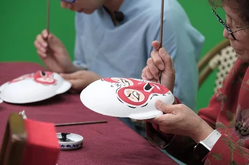 Peinture d’un masque d’opéra