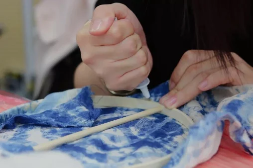 Un tissu teint à la main