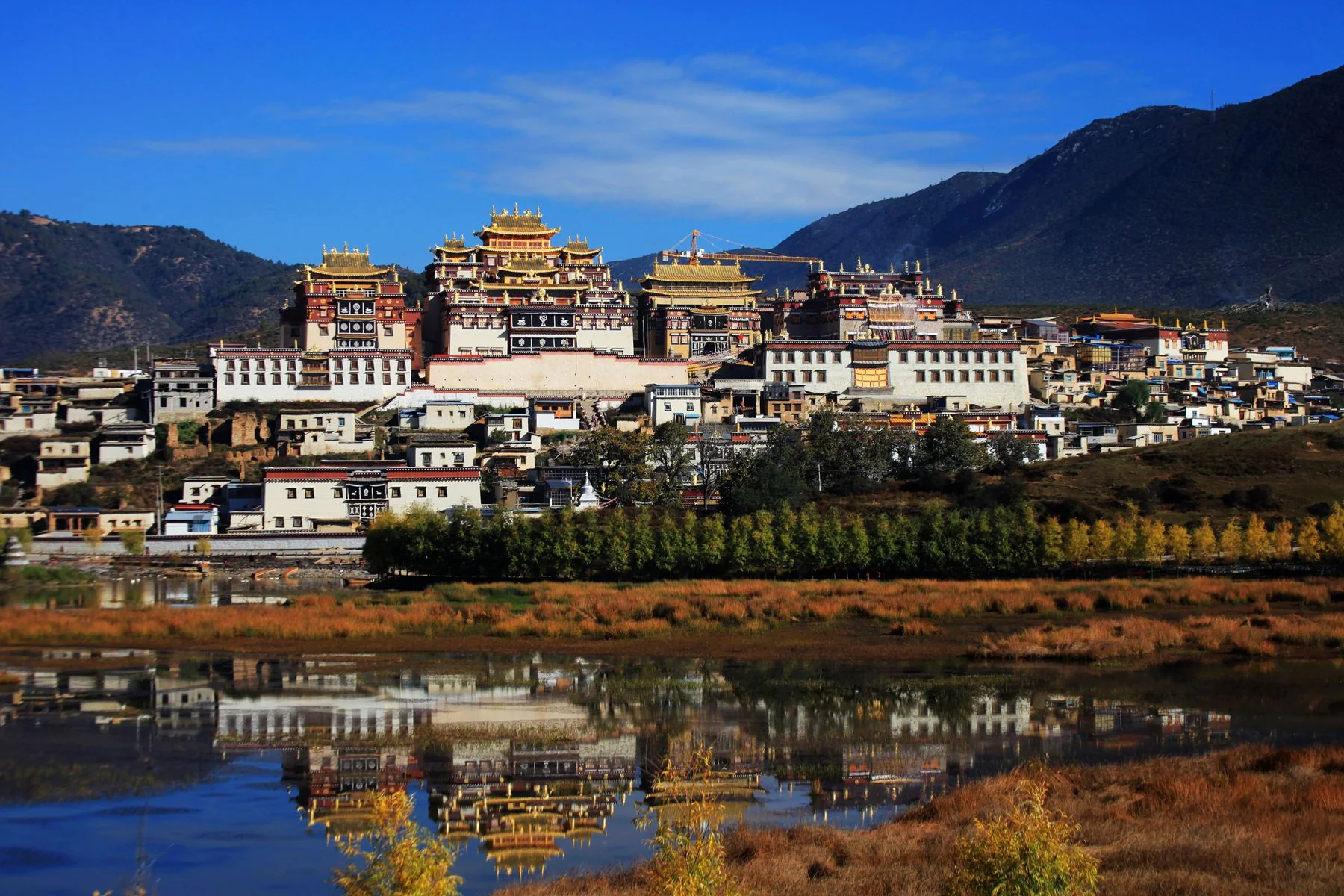 Monastères et horizons de montagne